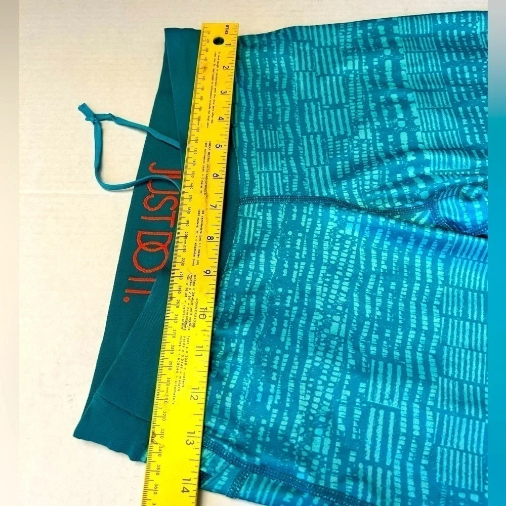 Nike women’s Dri fit active Just Do It cropped capri teal legging in size M. G19